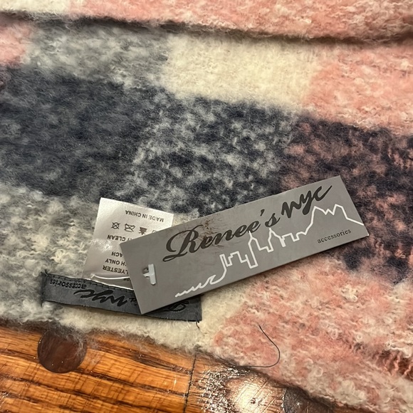 Multi color chunky/ soft scarf ** NON REFUNDABLE ** - Picture 2 of 2